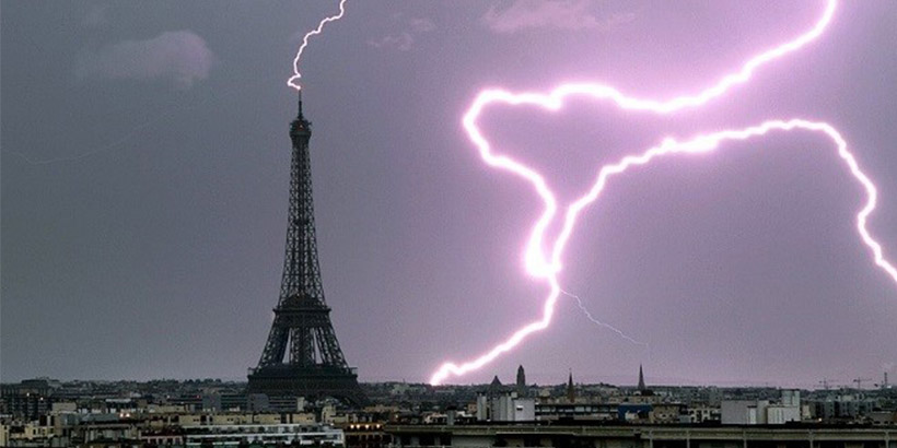 Impacto rayo en la Torre Eiffel protegida por France Paratonneres